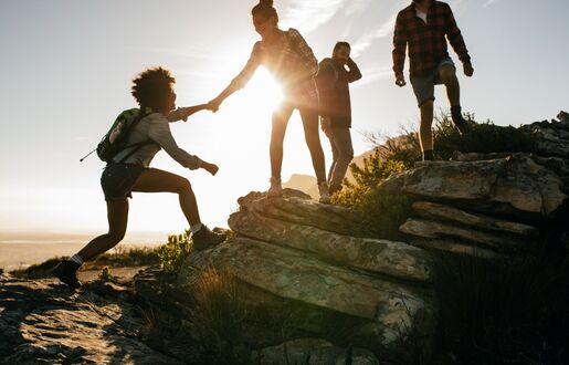 Gruppe von Menschen auf Hügel