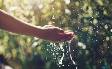 Hände fangen Wasser auf
