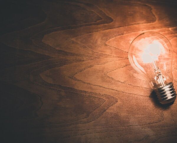 Glühbirne auf Holz